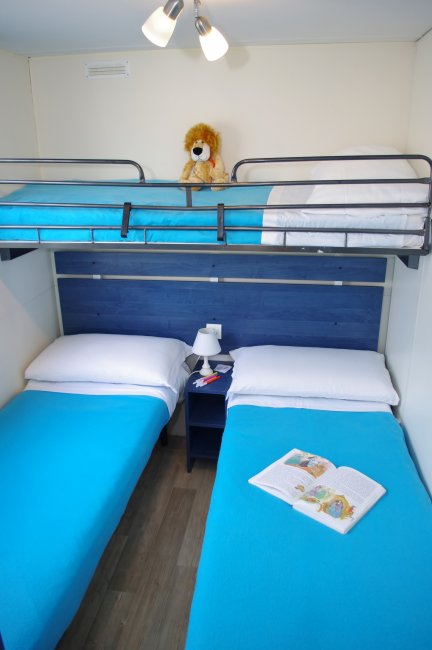 Cameretta con letti a castello blu.