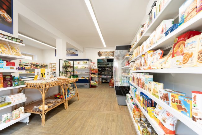 Un negozio con scaffali pieni di alimenti e bevande.