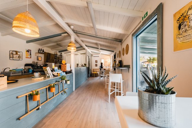 Caffetteria luminosa con arredamento in legno.