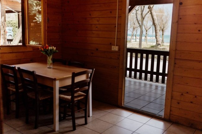 Tavolo con sedie vicino a una porta aperta.