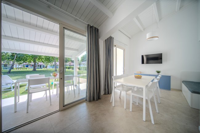 Sala da pranzo moderna con vetrate.