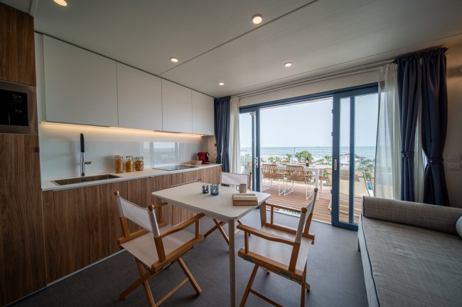 Cucina moderna con balcone vista mare.