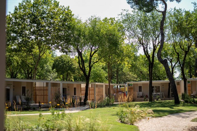 Complesso di bungalow circondato da alberi.