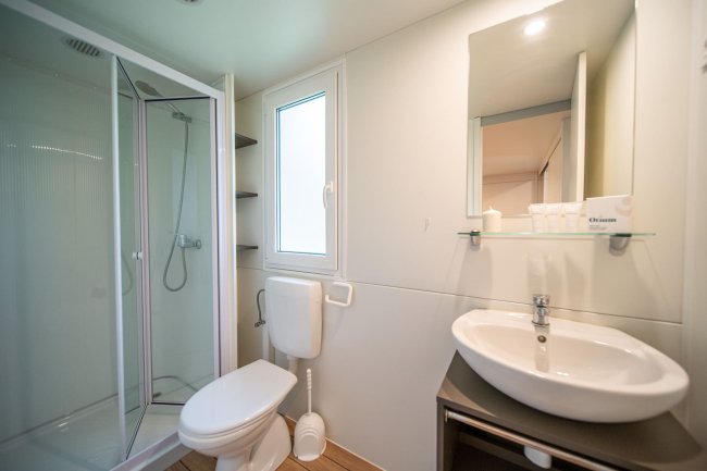 Bagno moderno con doccia e lavabo.