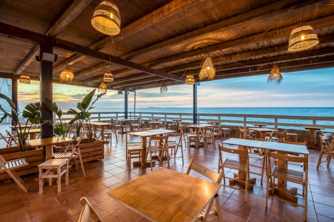 Ristorante con vista mare al tramonto.