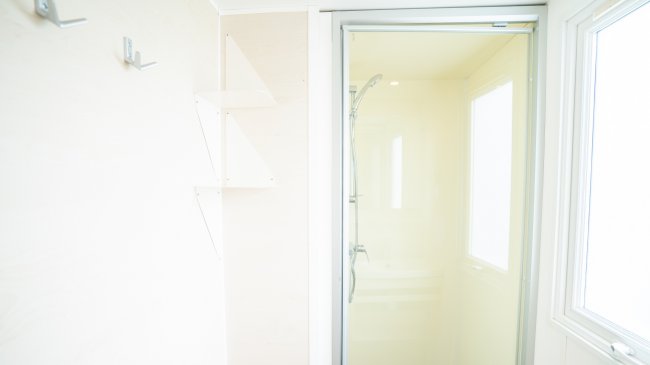 Un bagno moderno con una doccia con porta in vetro.